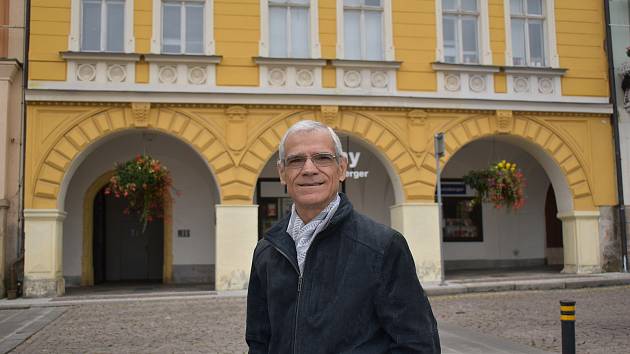 Ital Salvatore Mignone před bývalým hotelem Varšava v Trutnově, kde poznal svoji manželku. V letech 1980 a 1981 pracoval jako elektrikář na výstavbě dětské léčebny Vesna v Janských Lázních.