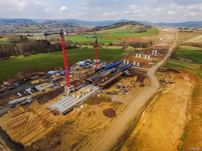 Výstavba úseku rychlostní silnice S3 v Polsku u města Kamienna Góra.