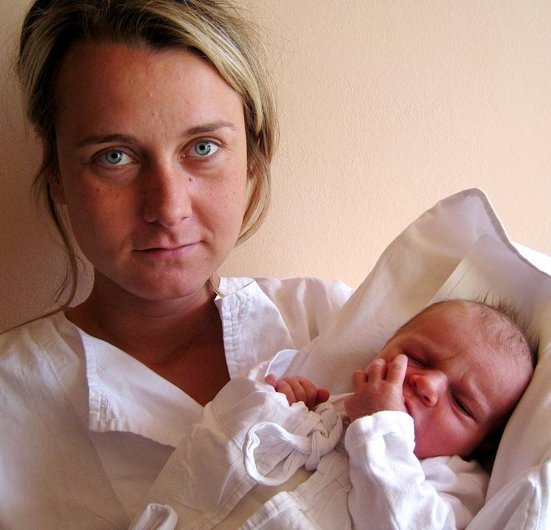 LINDA KOPECKÁ se narodila 1. září ve 21.36 hodin mamince Marcele. Vážila 2,84 kg a měřila 48 cm. Spolu s bráškou Samuelem mají domov v Teplicích nad Metují.
