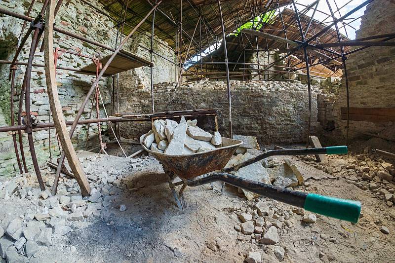 Lidé se přišli podívat na havlovický hrad Vízmburk při dni otevřených dveří.