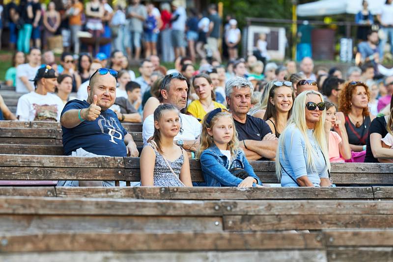 Vystoupení Cirku La Putyka na trutnovském Bojišti.