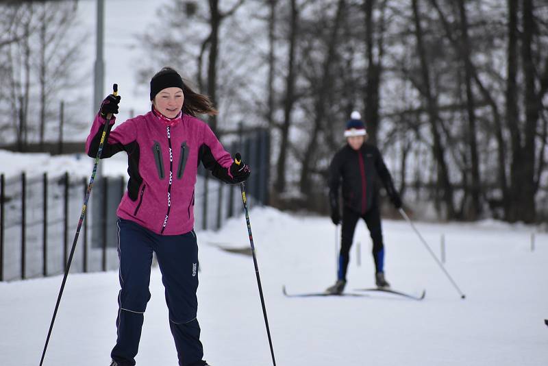 Ve vrchlabském areálu Vejsplachy můžou lidé využívat 4 kilometry osvětlených běžeckých tratí s umělým sněhem.