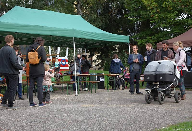 Otevřená farní zahrada ve Vrchlabí zvala na benefiční festival.