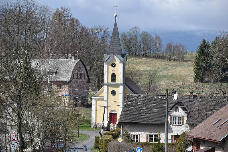 Kostel sv. Jana Nepomuckého v Královci získala obec do svého vlastnictví.