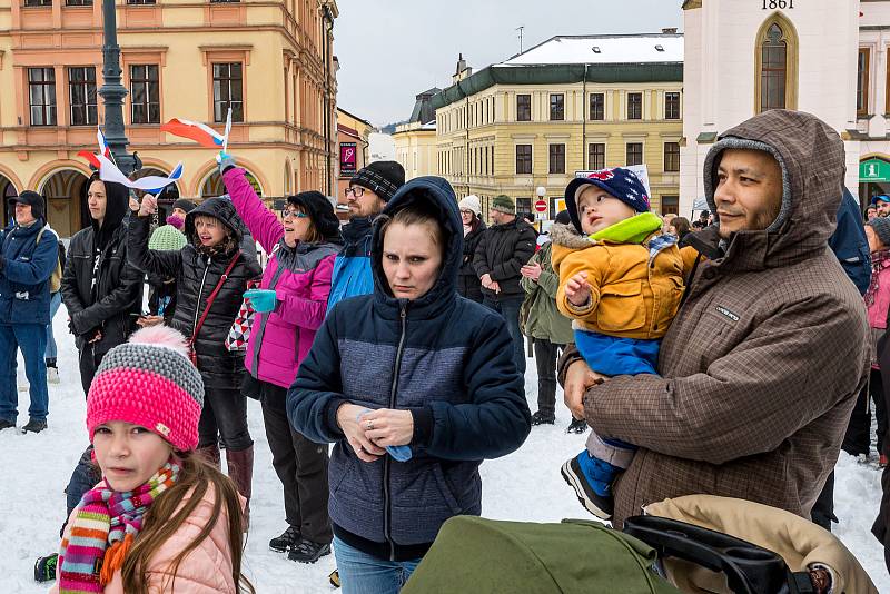 Demonstrace odpůrců protipandemických opatření v Trutnově na Krakonošově náměstí v neděli 23. ledna.