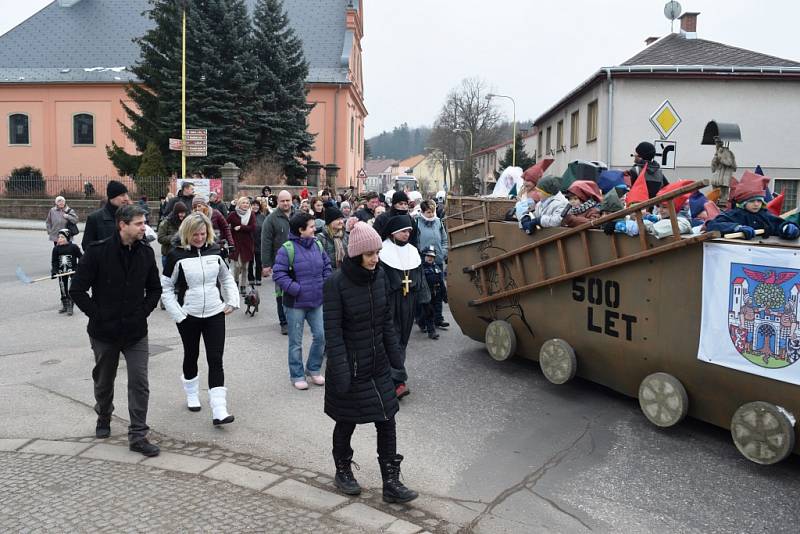 Přehlídkou zajímavých a neobvyklých masek byl masopust v Hostinném. 