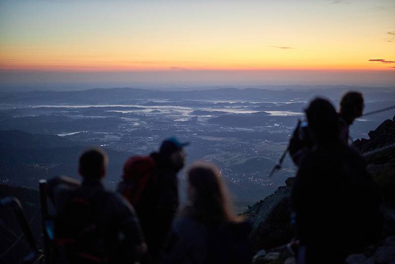 Čtyřiačtyřicátý ročník nočního výstupu z Dolní Kalné na Sněžku za východem Slunce absolvovalo 585 účastníků.