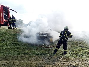 Proč začal stroj hořet, to bude při ohledání zjišťovat vyšetřovatel hasičů.