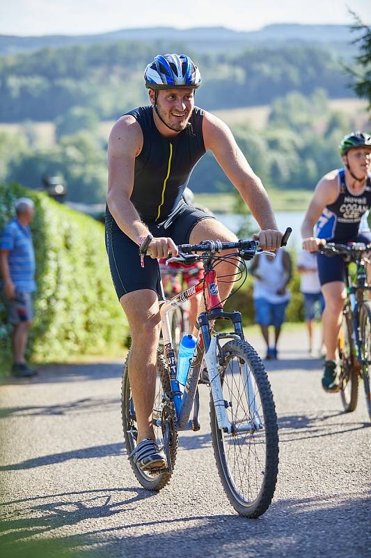 ZPA Smart Energy Triatlon Dolce letos přilákal více než dvě stovky sportovců. Štafetám kraloval Kasper Swix Team.