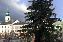 U vánočního stromu na Krakonošově náměstí bude během trhů i kulturní program.