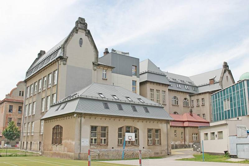 Náročná rekonstrukce podkrovních prostor ZŠ Schulzovy sady ve Dvoře Králové nad Labem přinesla pedagogům a žákům nové odborné učebny.