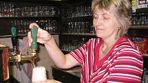 Stálí štamgasti si kvůli ceně piva odepřou nějaký ten kousek navíc a návštěvnost vesnických hospůdek klesá. To si myslí i Irena Müllerová, provozní restaurace v Suchovršicích.