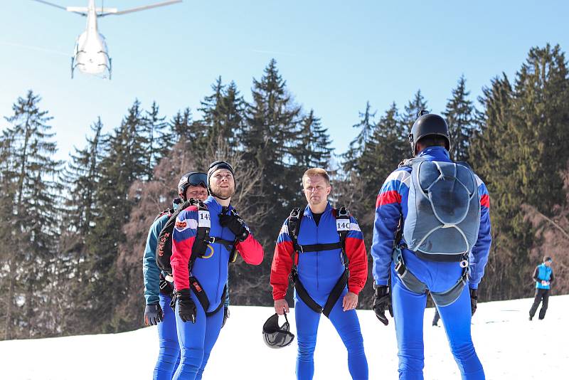 Od středy do soboty se koná ve Skiareálu Bubákov Herlíkovice světový šampionát v para-ski. Tato discplína kombinuje parašutismus a lyžování.