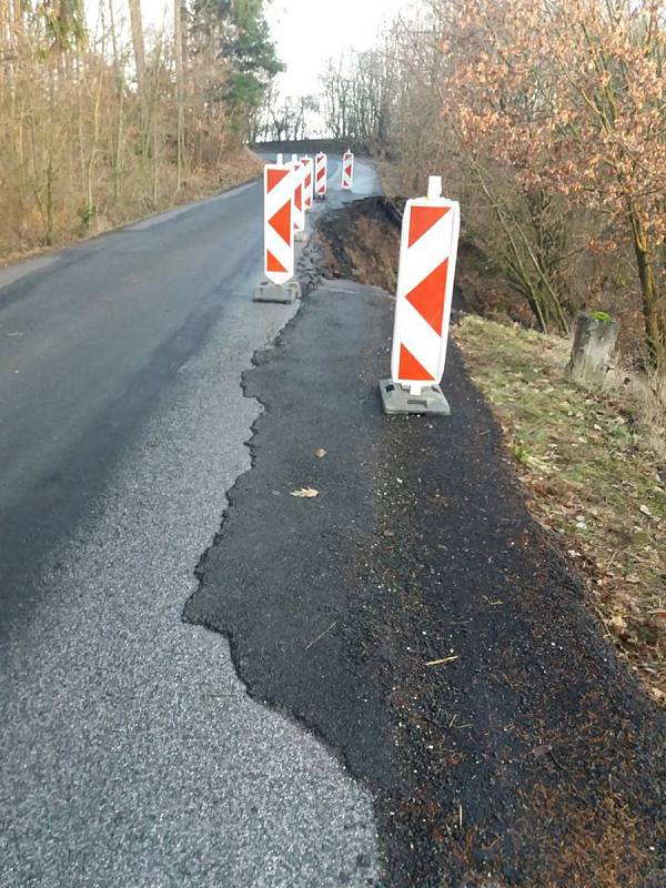 Na cestě z Vilantic na Sedlec se utrhla silnice, projedou jen osobáky.