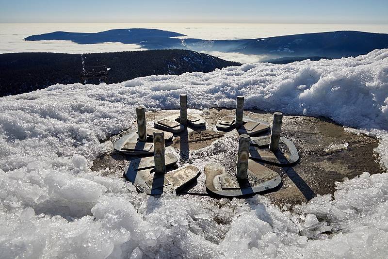 Vrtulník odstranil z lanovky na Sněžku jednu z podpěr ze vrcholové části. Další se rozebrala a zvýšila téměř o tři metry.