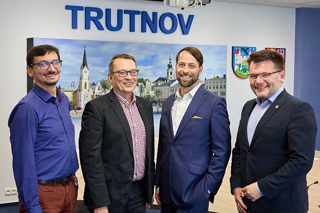 Tomáš Hendrych (druhý zleva) podepsal jako lídr Volby pro město koaliční smlouvu v Trutnově s partnery z ODS, Sdružení pro Trutnov a Piráty.