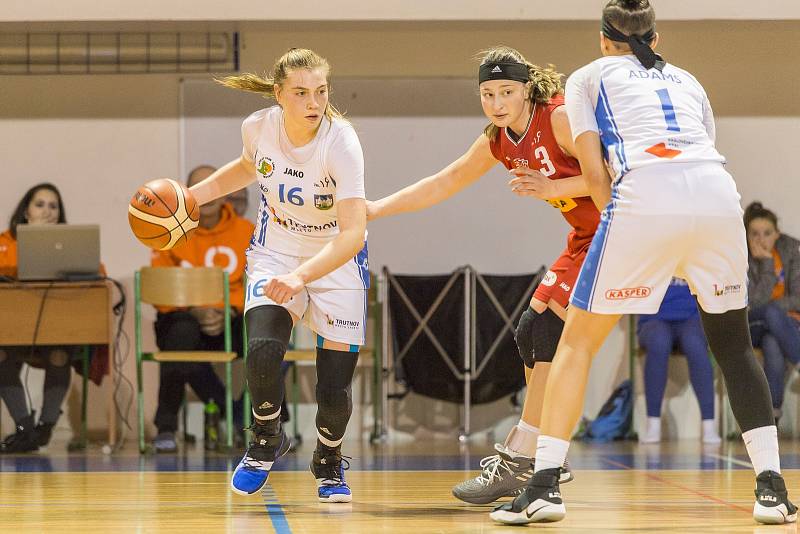 Velká radost po velkém vítězství. Basketbalistky Trutnova vyhrály nad Nymburkem 82:79 po trojce Kateřiny Kozumplíkové v poslední vteřině zápasu.