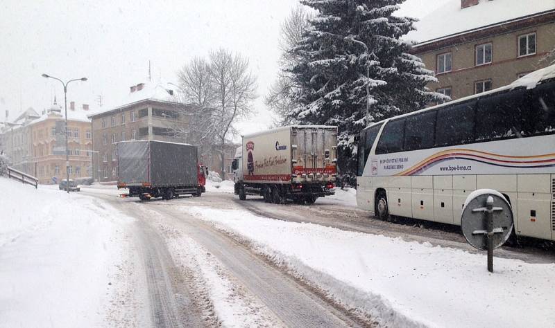 Ve středu dopoledne náklaďák zablokoval dopravu v Trutnově