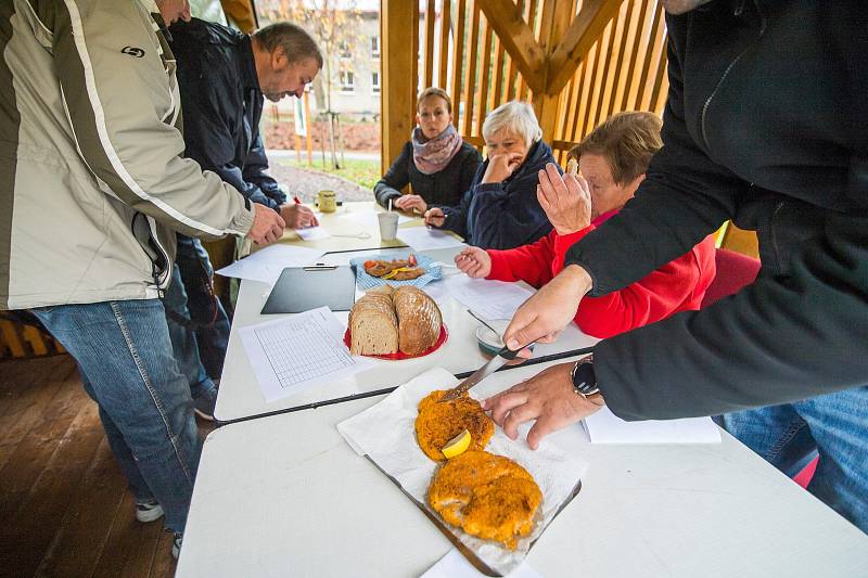 V Markoušovicích se konalo první mistrovství ve smažení řízků.