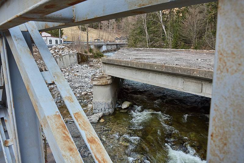 Královéhradecký kraj bourá tři mosty v Temném Dole ve východních Krkonoších na silnici mezi Horním Maršovem a Pecí pod Sněžkou, postaví místo nich nové.