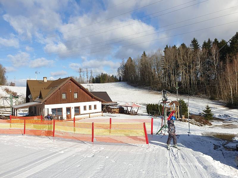 Do skiareálu v Radvanicích vyrazily letos převážně rodiny s dětmi. Hlavní sjezdovku přepůlil plotem majitel pozemku.