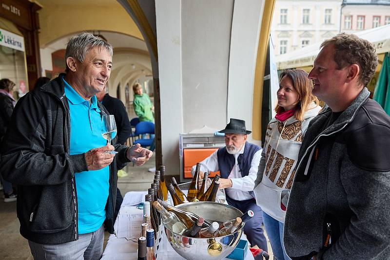 Lidé vyrazili v sobotu na Trutnovské vinařské slavnosti na Krakonošově náměstí.