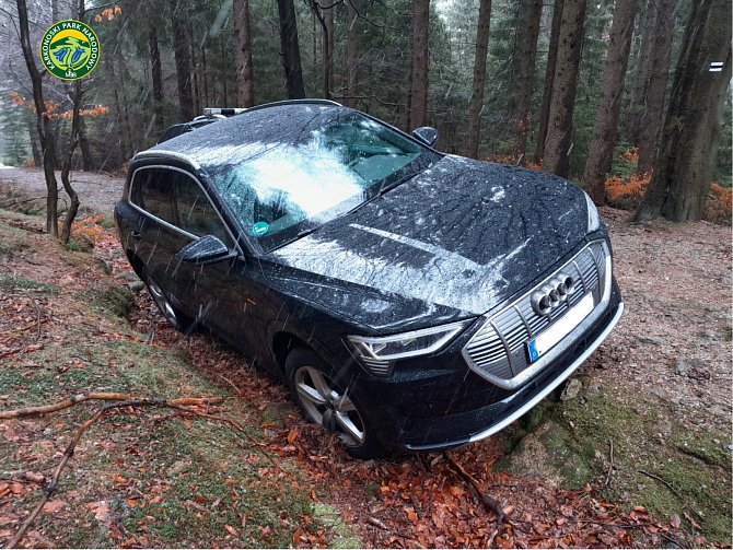 Cizinec chtěl autem do Česka přes národní park, jízda mu skončila uprostřed lesa