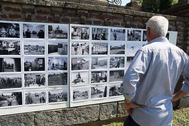 Uznávaný fotograf Bohdan Holomíček vystavil v sobotu fotky na hřbitovní zdi v Mladých Bukách.