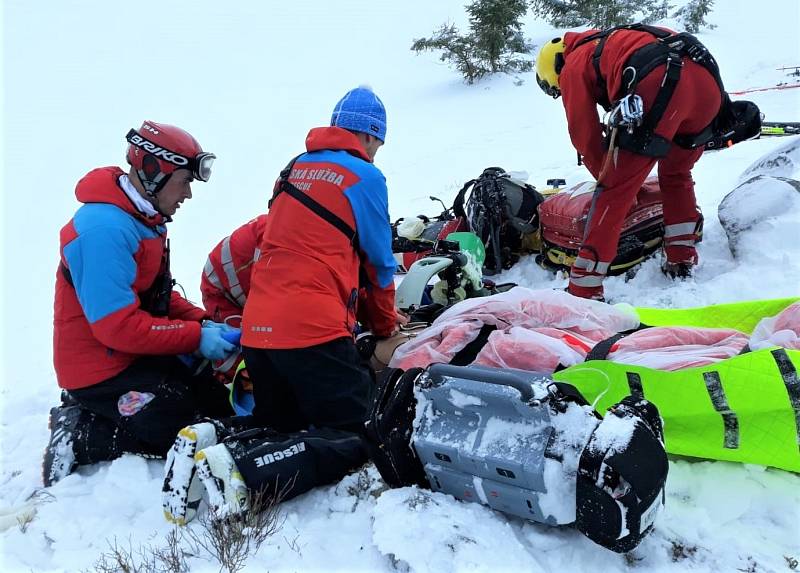 Zásah Horské služby u nedělní spadlé laviny v Krkonoších