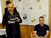 Olin Dlouhý čte ukázky z nové knížky Petra Havránka (sedící).
