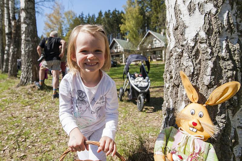 Lov velikonočních vajíček v trutnovském kempu Dolce.