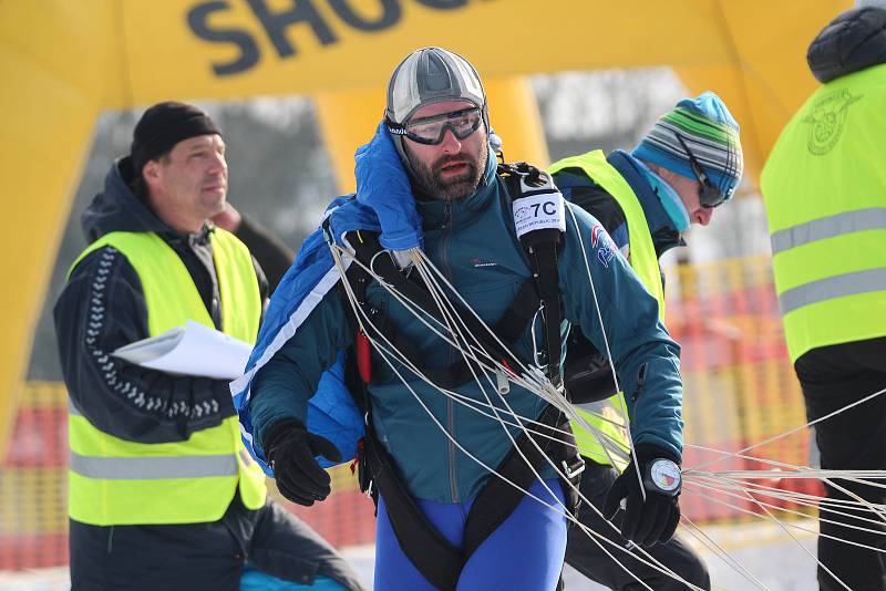 Vrchlabí - V herlíkovickém skiareálu Bubákov začalo v pátek mistrovství České republiky v paraski, které kombinuje parašutismus  s lyžováním. První den soutěží, které jsou zařazené rovněž do světové série, otevřel obří slalom na sjezdovce v Herlíkovicích 