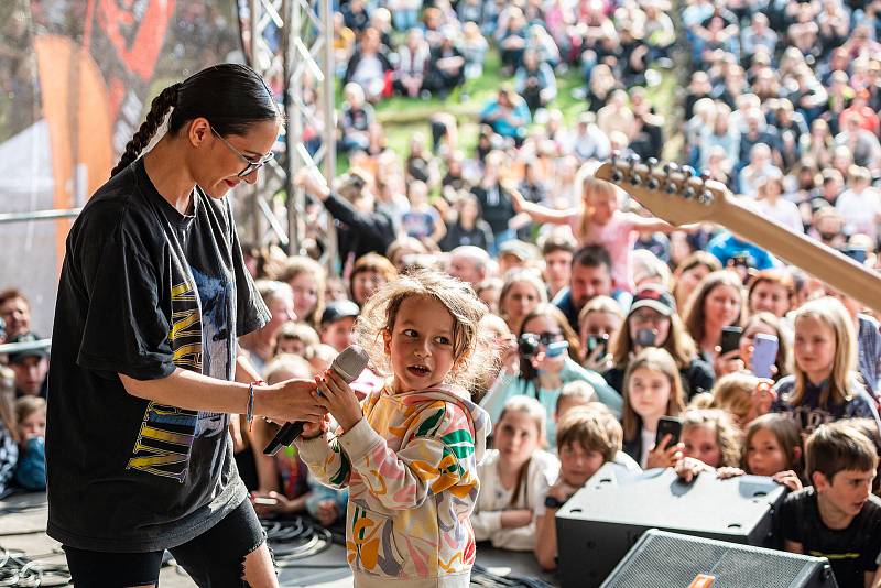 Hvězdy televizního seriálu ZOO zahájily letní sezonu v Safari Parku Dvůr Králové, Eva Burešová měla koncert.