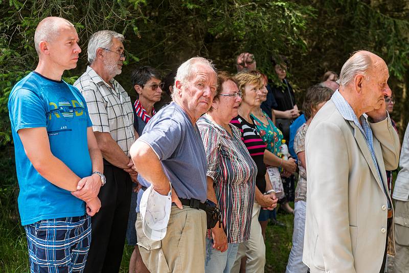 Pietní akce připomněly osudy lidí, kteří přes nebezpečí a hrozbu smrti neváhali podat pomocnou ruku parašutistovi a radistovi ze skupiny Silver A Jiřímu Potůčkovi.