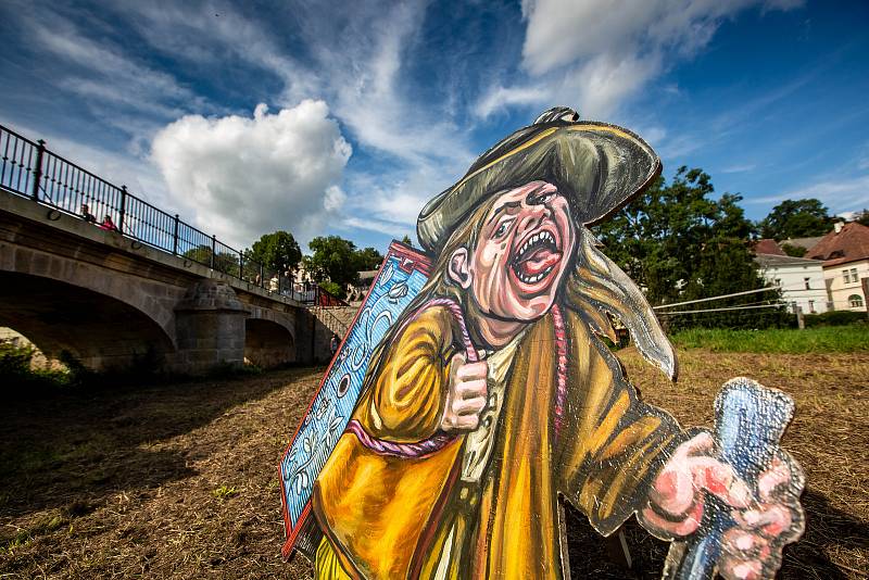 Trpaslíci v Kuksu - výstava při festivalu Theatrum Kuks. Trpaslíky vytvořily učitelky malby na Střední průmyslové škole kamenické a sochařské Hořice pod vedením Michaely Jezberové.