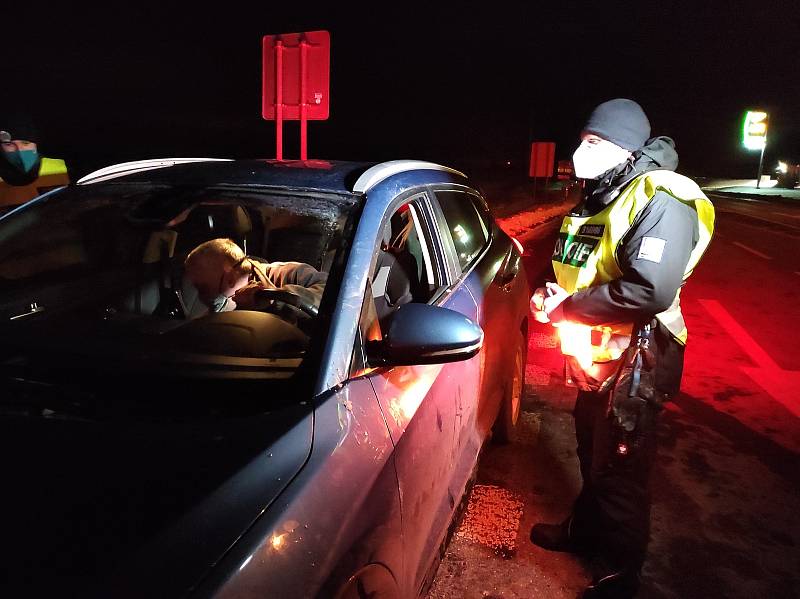 Úderem půlnoci začali policisté na Trutnovsku kontrolova vládní opatření.