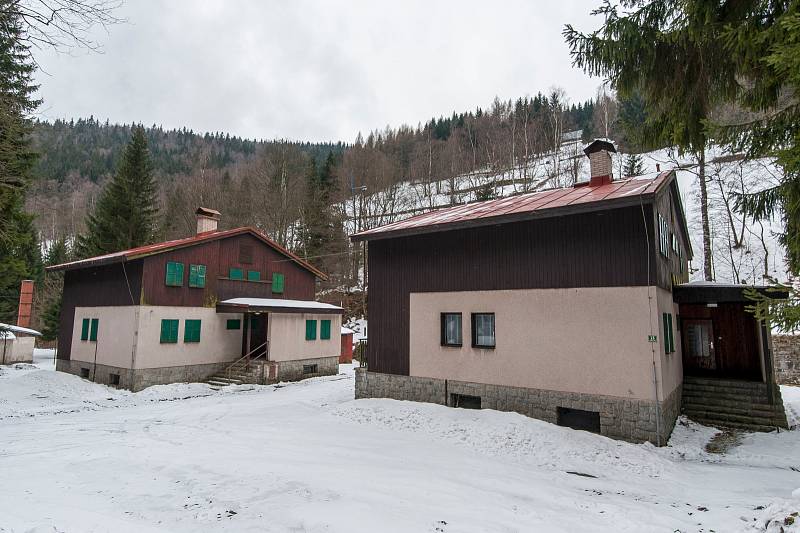 Tam se nedovoláte. Na tomto místě v Temném Dole v Krkonoších vyroste nová výjezdová stanice krajské záchranné služby a výukové středisko. 