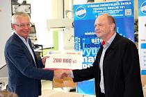 FIRMA RUDOLFA KASPERA věnovala Střední průmyslové škole Trutnov 200 tisíc korun.