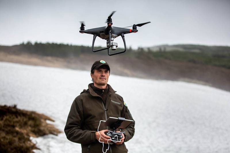 Strážci KRNAPu měřili výšku sněhové pokrývky na úbočí Studniční hory zvaném Mapa republiky. Novinkou se stalo měření pomocí dronu.