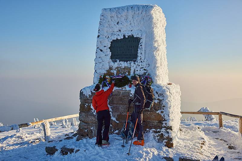 Lidé si ve středu připomněli 108. výročí tragického úmrtí lyžařů Bohumila Hanče a Václava Vrbaty u jejich mohyly na Zlatém návrší.