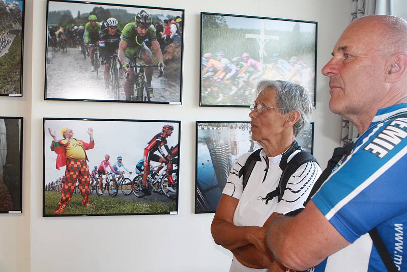 Markéta Navrátilová vystavuje fotky z Tour de France, kterou fotila 25 let, v Galerii Celnice v Malé Úpě. Je to unikátní výstava, protože běžně nevystavuje.