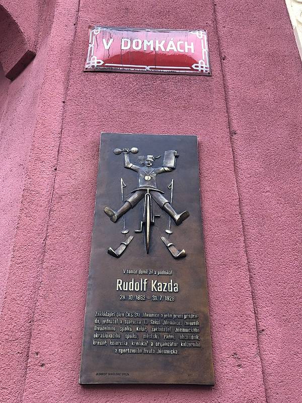 Slavnostní odhalení pamětní desky herci Rudolfu Kazdovi. Sraz rodáků a přátel Jilemnice se konal po dlouhých 115 letech.
