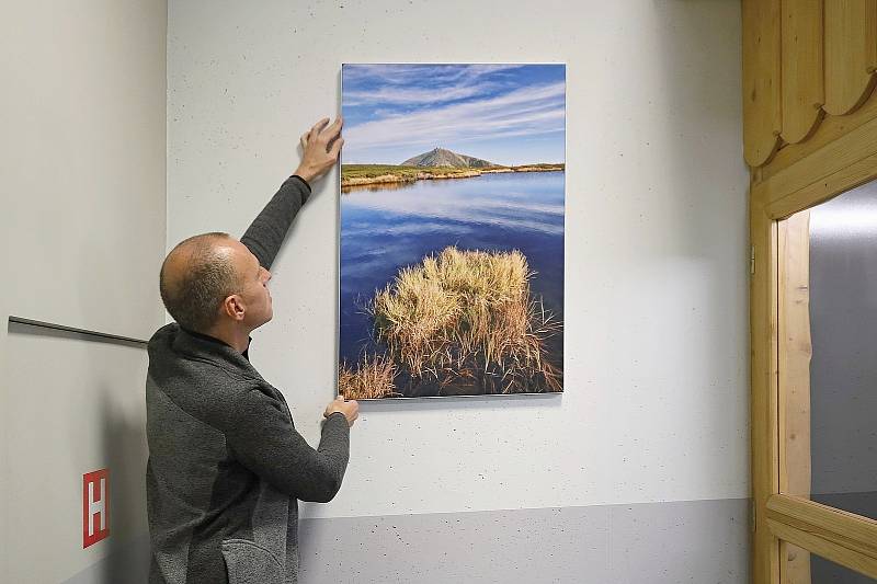 Fotograf a kameraman Miloš Šálek instaloval ve středu fotoobrazy ve stanici Lanové dráhy Sněžka v Peci pod Sněžkou.