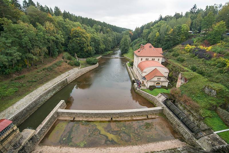 Přehrada Les Království letos slaví 100 let. Den otevřených dveří přilákal řadu zájemců.