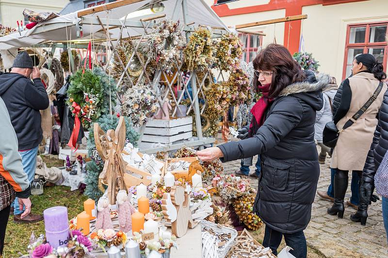 V Kuksu v sobotu začaly vánoční trhy.