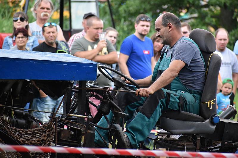 Traktoriáda ve Vítězné přinesla divácky atraktivní jízdu bahnem.