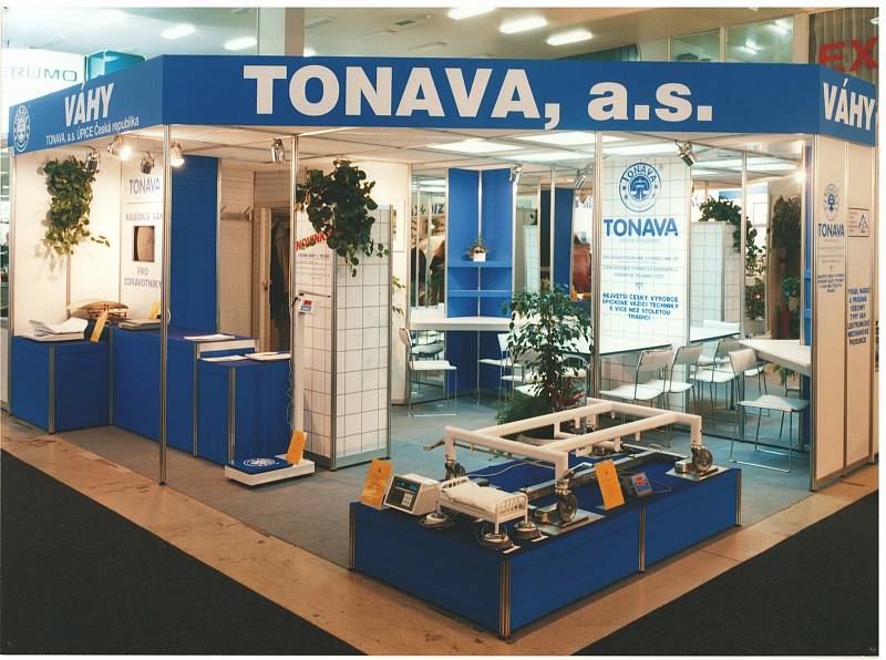 Váhy se vyráběly v Úpici od roku 1894 do letošního roku, kdy továrna Tonava ukončila činnost. Snímek z roku 1997.