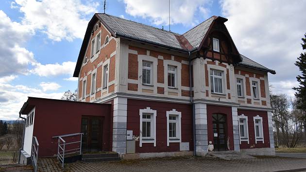 Bývalou budovu celnice prodala obec Královec realitní kanceláři.