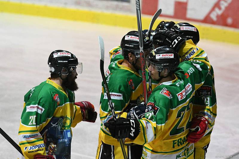 Hokejisté Dvora Králové na vlastním ledě přehráli Nymburk 5:3.