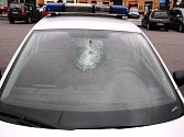 Mladík poničil policejní automobil